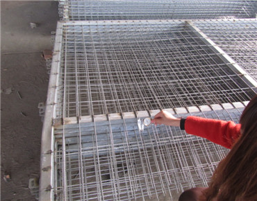 護(hù)欄網(wǎng)絲經(jīng)測量